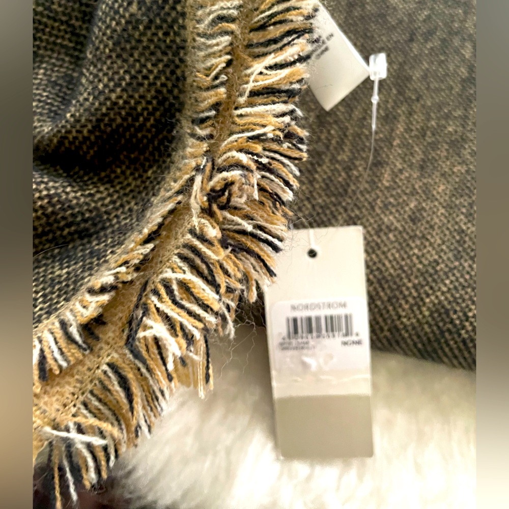 NWT Designer Shawl - Picture 4 of 8